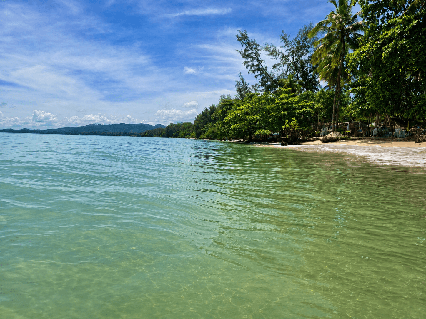 Tropischer Strand in Khao Lak, Thailand