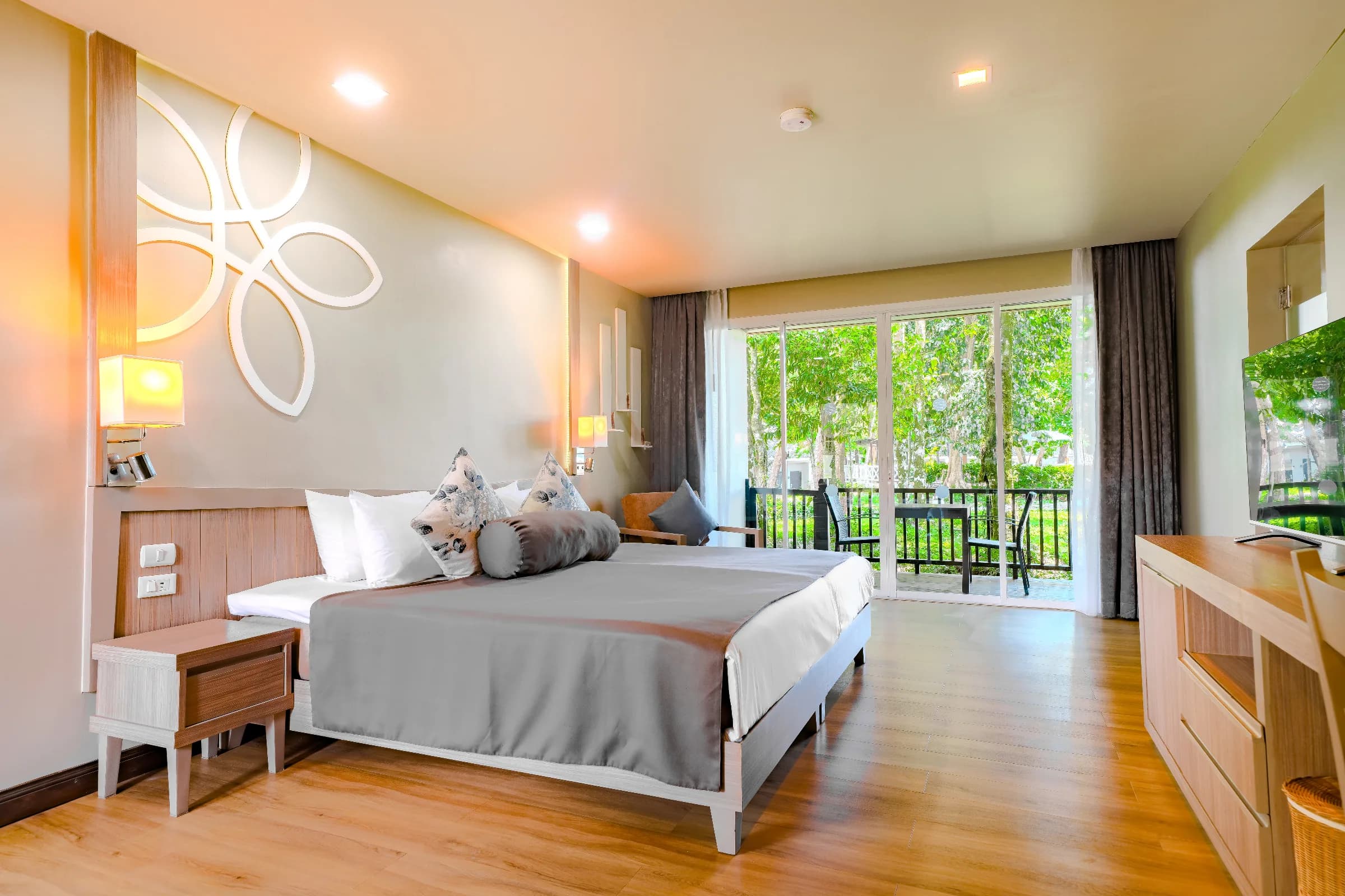 Geräumiges Schlafzimmer mit Zugang zum Balkon und Blick auf den Garten