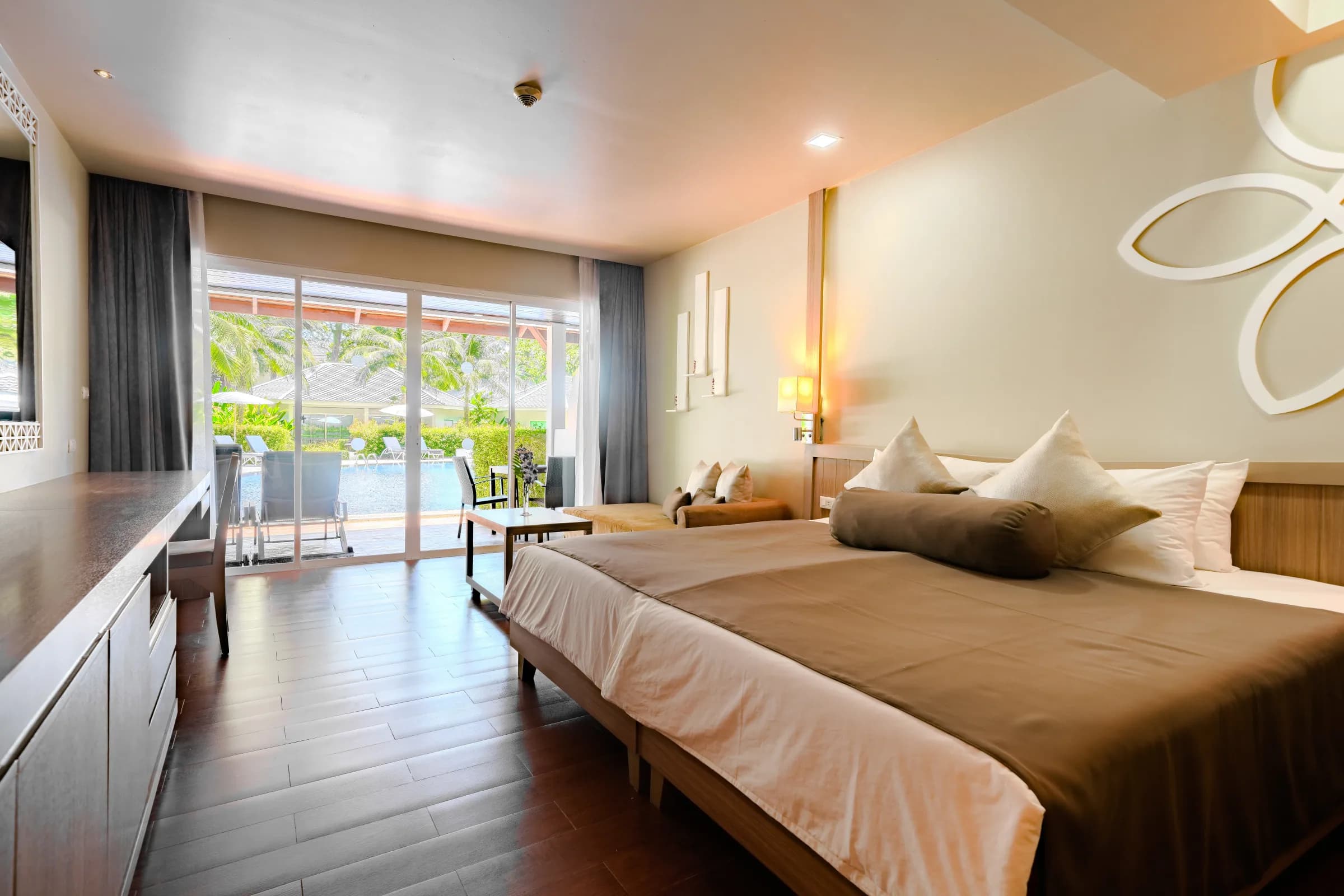 Geräumiges Deluxe-Zimmer im Garden Wing mit direktem Zugang zum Pool und luxuriöser Ausstattung.
